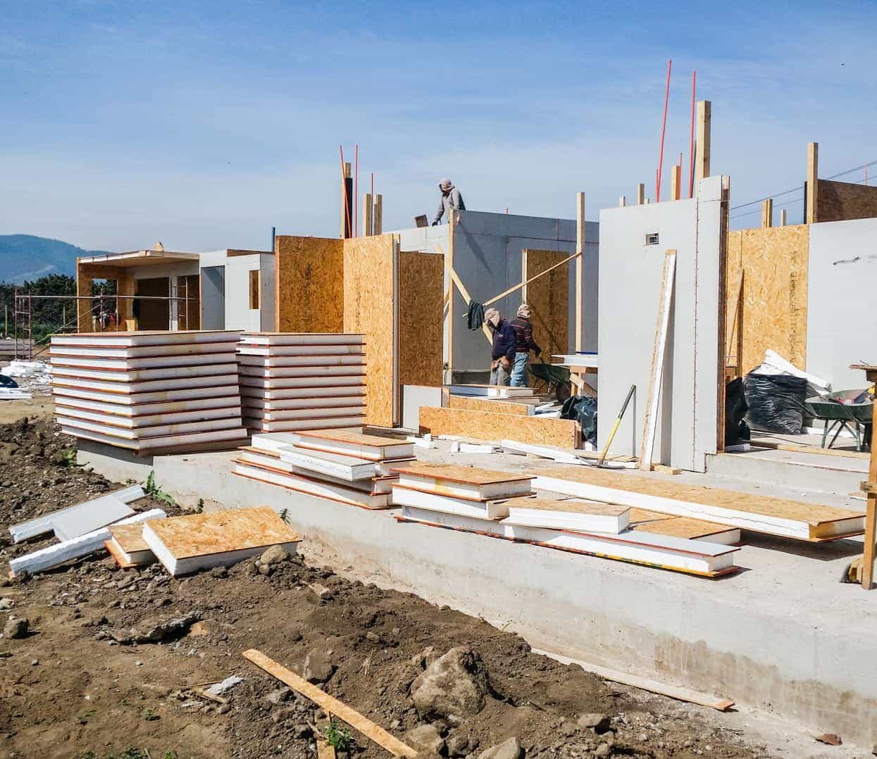 Proyecto de casas llave en mano ejecutado con casa panel sip por Constructora Riegen.
