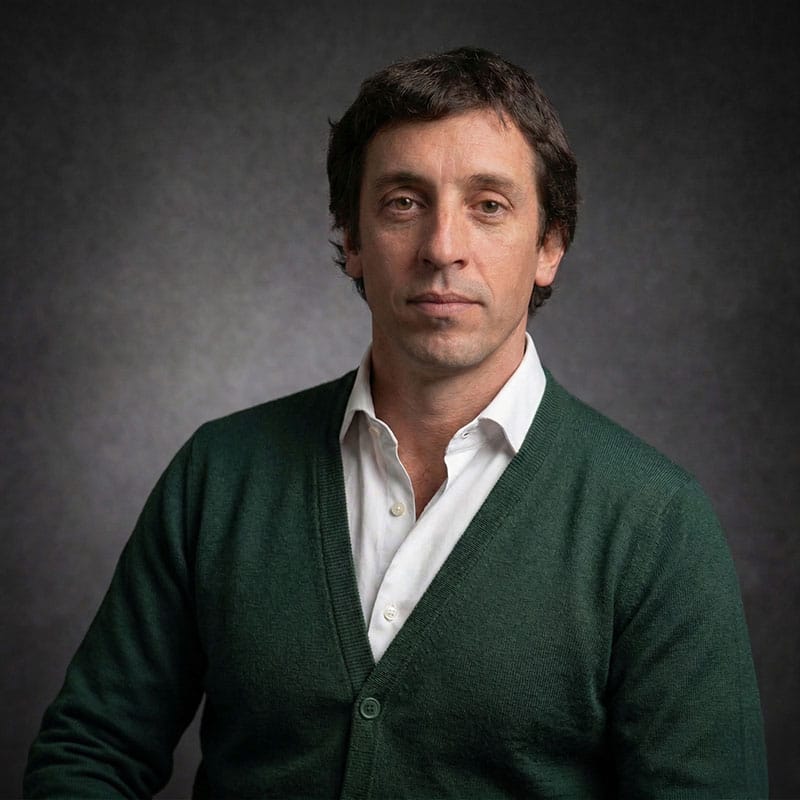 Fotografía de Matías Aldunate Montegu, Arquitecto en Riegen, constructora sip enfocada en diseño de viviendas sustentables.